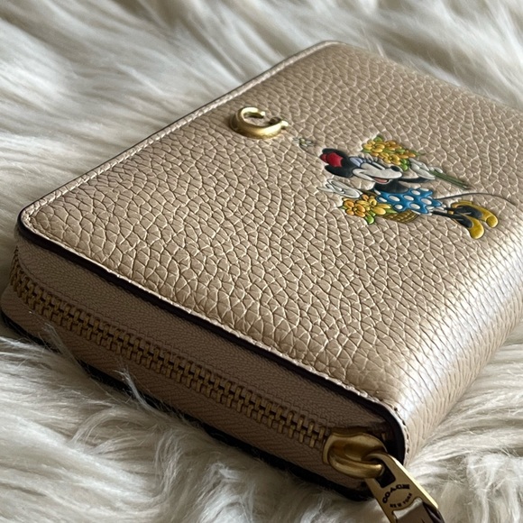 CH472 - Disney X Coach Accordion Zip Wallet with Minnie Mouse - Picture 2 of 11